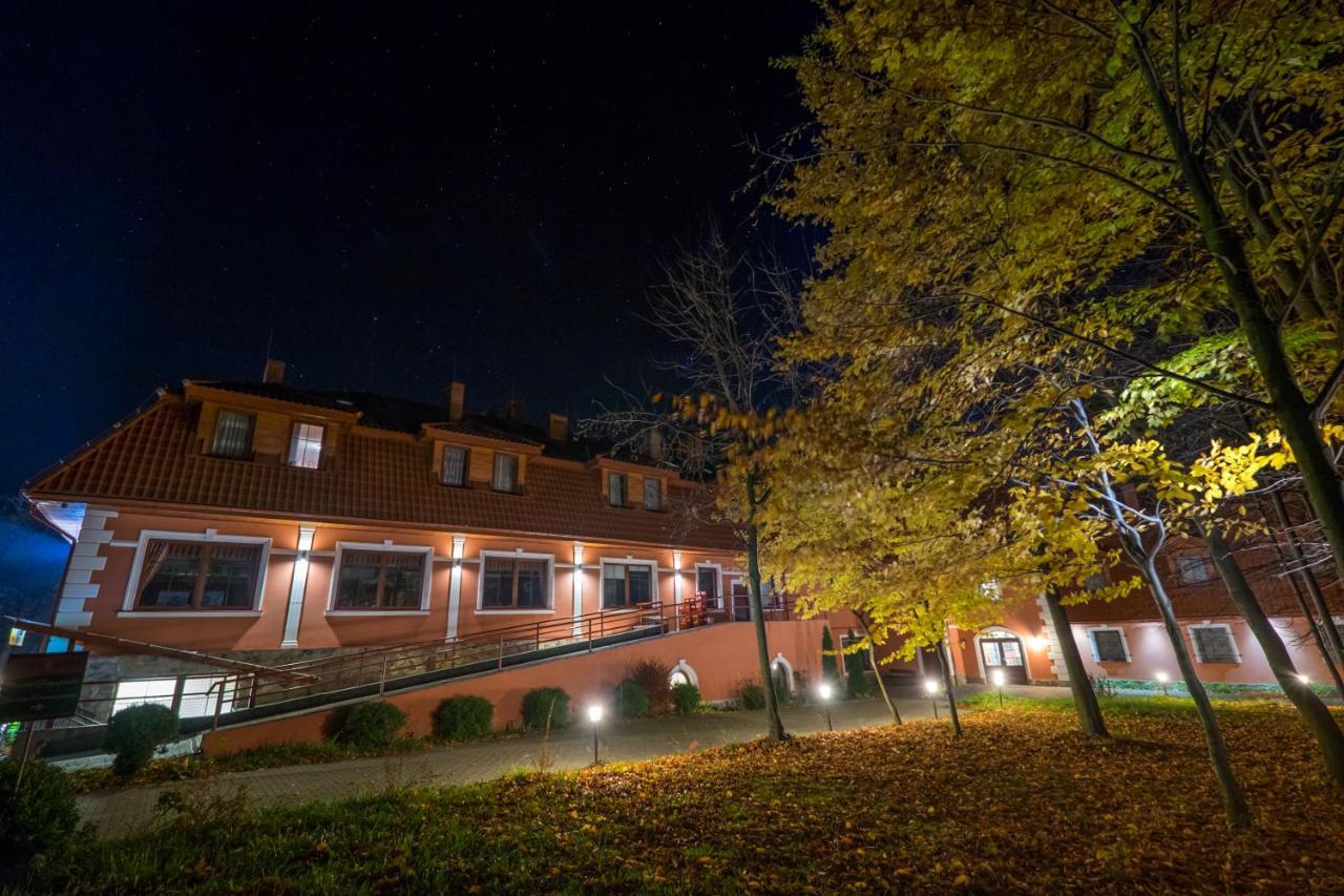 Dwor Ostoia Hotell Rymanów Eksteriør bilde
