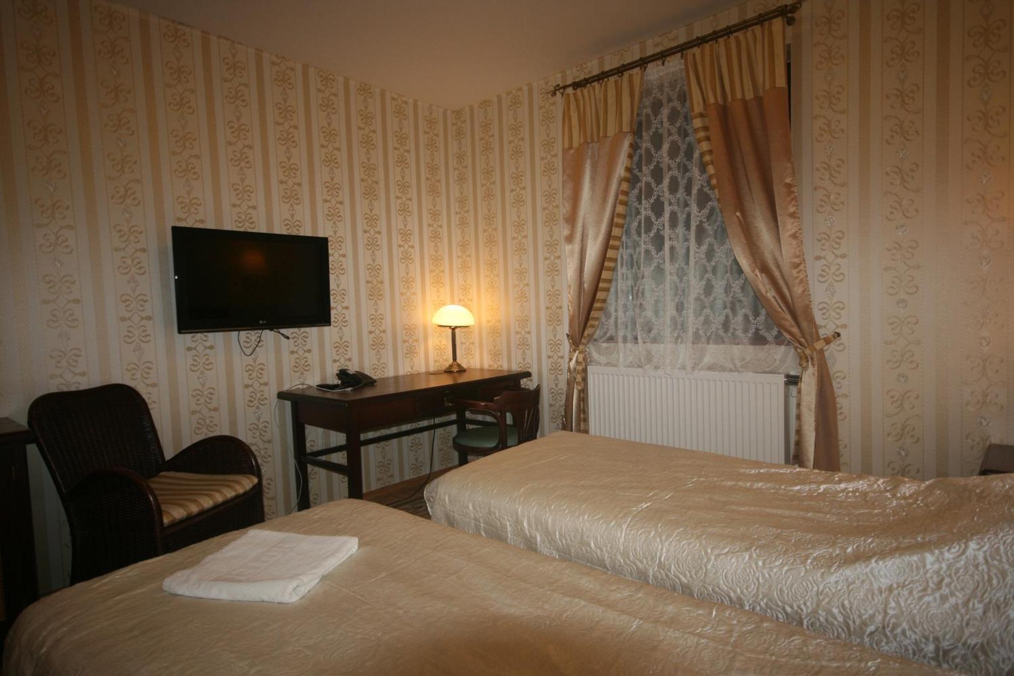 Dwor Ostoia Hotell Rymanów Rom bilde